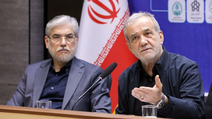 در برخی دانشگاه‌ها، اساتید و نخبگان را تحت فشار قرار می‌دهند/باید نگاه‌های تنگ‌نظرانه را کنار گذاشت