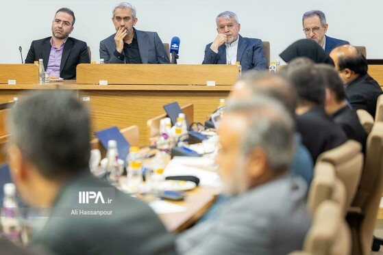 نشست مسئولان عالی رتبه اقتصادی کشور با انجمن،جامعه های حرفه ای و نمایندگان بخش خصوصی