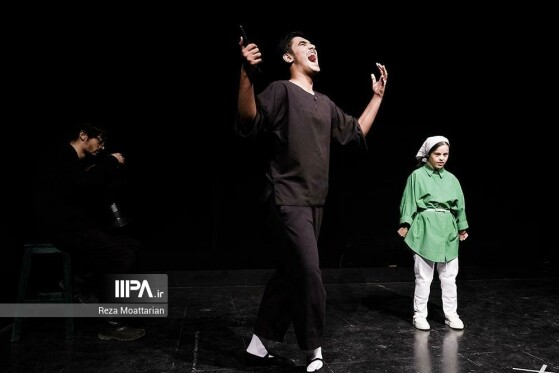 نمایش بازیگر سایه ها