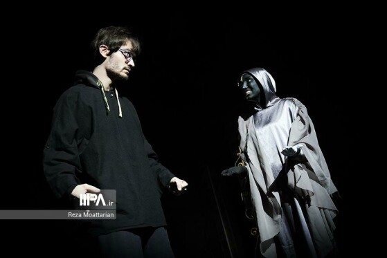 نمایش بازیگر سایه ها