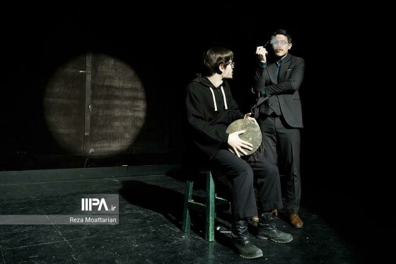 نمایش بازیگر سایه ها