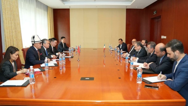 عراقچی با وزیر امور خارجه قرقیزستان دیدار کرد/دعوت از عراقچی برای سفر به قرقیزستان