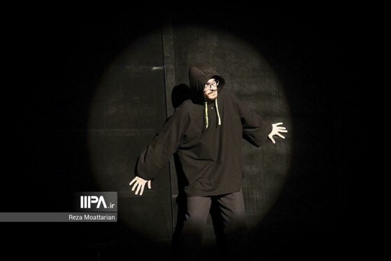 نمایش بازیگر سایه ها