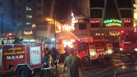 آتش‌سوزی گسترده در مجتمع تجاری خیابان ۱۷ شهریور مشهد؛ مهار آتش همچنان ادامه دارد