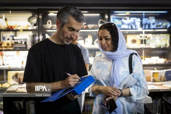 مراسم رونمایی کتاب آبی آنتیک؛ از تاج تا استقلال