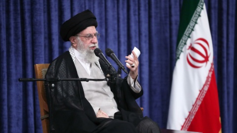 ملت با جهت‌گیری‌های گوناگون سیاسی و وزن متفاوت مذهبی پای ایران عزیز ایستاد