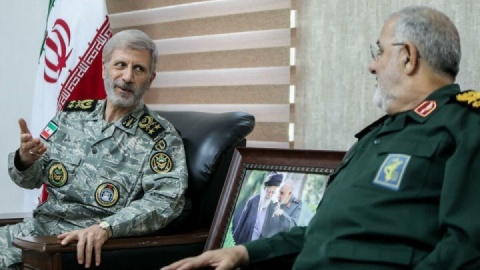 ارتش و سپاه دوشادوش هم برای امنیت و اقتدار ایران تلاش میکنند