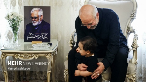 گزارش تصویری/ حضور رئیس مجلس در منزل شهیدان طهرانچی، شادمانی و حاجیزاده