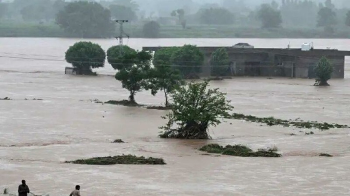 سیل پاکستان همچنان قربانی می‌گیرد، افزایش تلفات به ۶۳ کشته و ۲۰۰ مصدوم