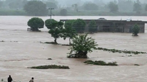 سیل پاکستان همچنان قربانی می‌گیرد، افزایش تلفات به ۶۳ کشته و ۲۰۰ مصدوم