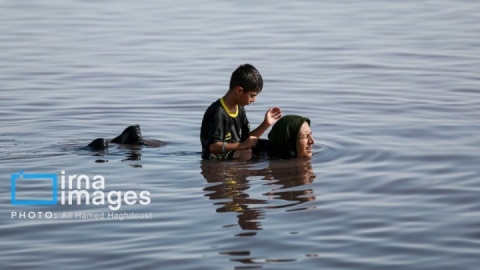 گزارش تصویری/ شنا در ارومیه «نیمه‌جان»