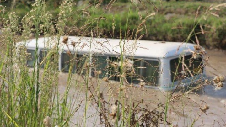 سقوط مینی‌بوس و ساینا به کانال آب شهر صنعتی لاکان