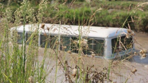 سقوط مینیبوس و ساینا به کانال آب شهر صنعتی لاکان