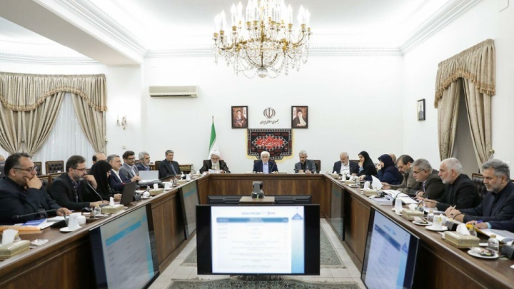 عارف: راهبرد کنونی کشور و نظام حفظ آرامش مردم است