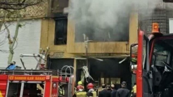 حریق یک منزل مسکونی در خیابان تالار اصفهان/ نجات جان ۳ نفر