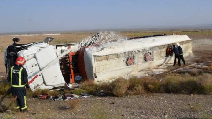 تانکر حامل نفت در جاده سبزوار- نیشابور واژگون شد+ فیلم