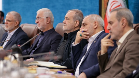 پزشکیان: تفویض اختیار به استانداران را رها نمی‌کنیم/ هشدار جدی در مورد وضعیت ذخایر آب کشور