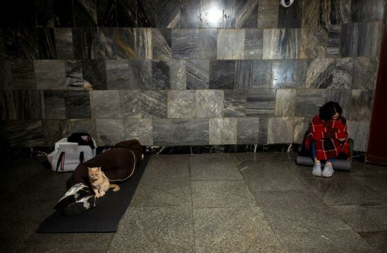 مردم در جریان حمله پهپادی و موشکی روسیه، در ایستگاه مترو پناه می‌گیرند؛ در بحبوحه حمله روسیه به اوکراین، در کی‌یف، اوکراین.