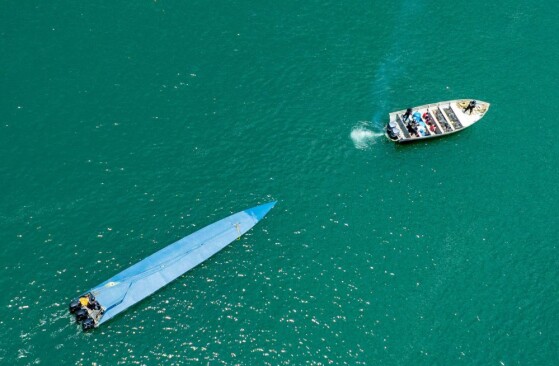 نیروی دریایی السالوادور پس از دستگیری دو اکوادوری و یک کلمبیایی، یک کشتی نیمه‌غواصی حامل ۱.۳ تن کوکائین را اسکورت می‌کند. نایب بوکله، رئیس جمهور السالوادور، گفت که این کشتی در ۶۰۰ مایل دریایی (حدود ۱۱۰۰ کیلومتر) جنوب غربی خور یالتپکه توقیف شد و محموله‌ای به ارزش ۳۳ میلیون دلار حمل می‌کرد.