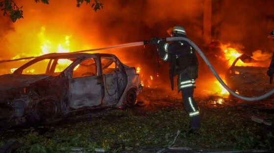 پرسنل خدمات اضطراری پس از حمله روسیه در حال خاموش کردن آتش هستند.