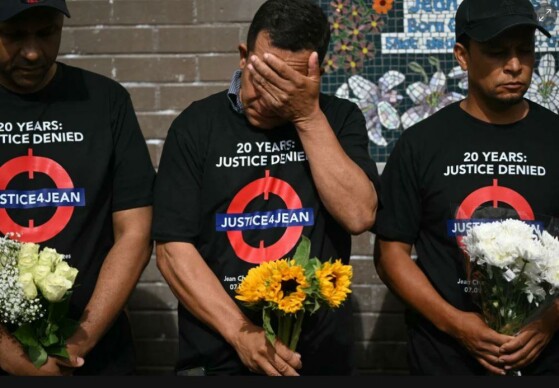 اعضای خانواده ژان شارل دِ مِنزِس در بیستمین سالگرد مرگش، در بیرون ایستگاه متروی استوکول برای مراسم یادبود او جمع شده‌اند. این برزیلی پس از آنکه به اشتباه به عنوان مسئول حمله‌ای مشابه بمب‌گذاری‌های ۷ ژوئیه ۲۰۰۵ لندن شناسایی شد، توسط پلیس متروپولیتن کشته شد.