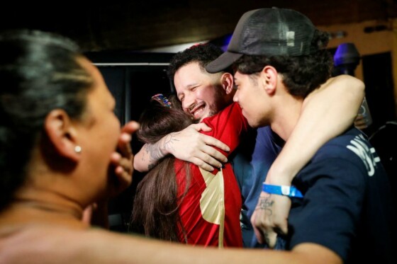 آرتورو سوارز که ماه ها در زندان السالوادور زندانی بود پس از اینکه ایالات متحده ادعا کرد عضو باند Tren de Aragua است، پس از آزادی اعضای خانواده اش را در آغوش می گیرد.