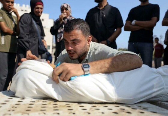 در بیمارستان الشفاء، فلسطینی‌ها بر سر جسد کودکی که به گفته پزشکان در حمله اسرائیل کشته شده است، سوگواری می‌کنند.