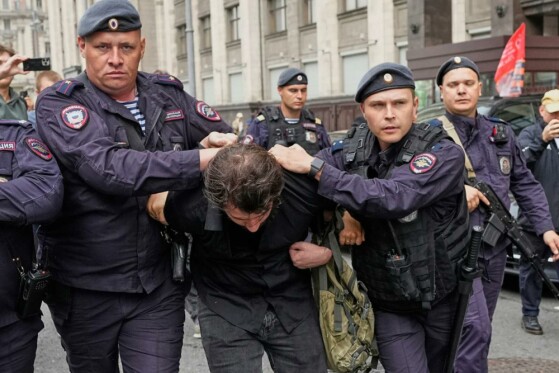 پلیس یک فعال معترض به لایحه‌ای که جستجوی «مطالب افراط‌گرایانه» در اینترنت را جرم‌انگاری می‌کند، بازداشت کرد، زیرا قرار بود این قانون در دوما، مجلس سفلی پارلمان روسیه، قرائت شود.