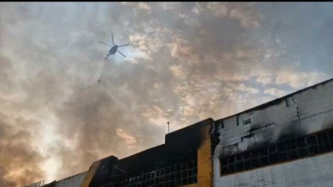 ورود بالگردهای هلال‌احمر مازندران برای مهار آتش در مجتمع ونوس انزلی