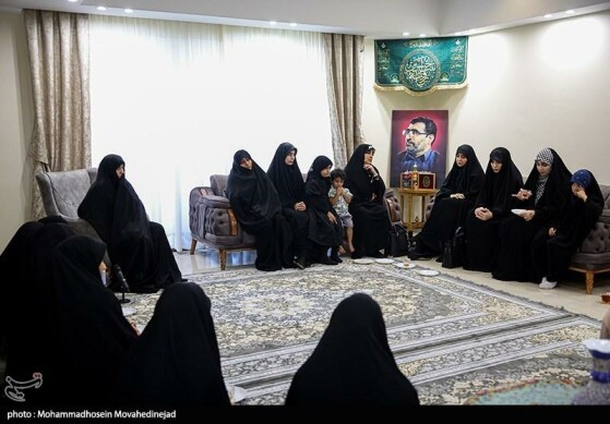 دیدار جمعی از چهره های رسانه ای زنان با خانواده شهید باقری