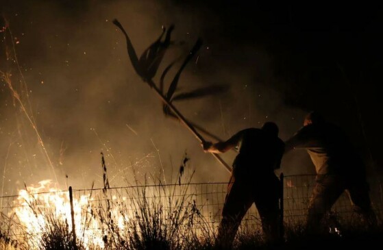 ساکنان در حال عبور از خیابانی آب گرفته