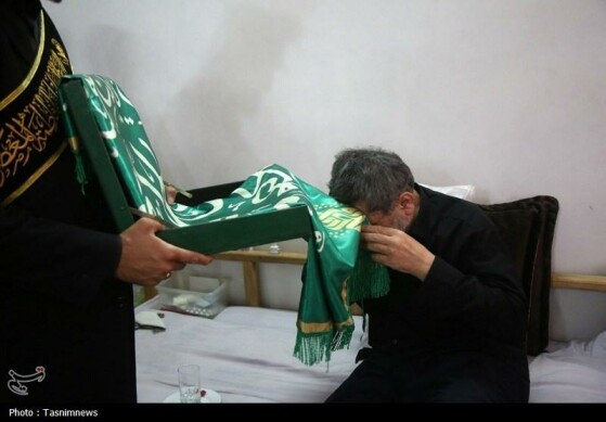 تجلیل خادمان حرم بانوی کرامت از خانواده سه شهید دفاع مقدس ۱۲ روزه