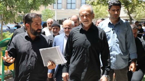 سفر رییس‌جمهور به قم؛ از زیارت حرم مطهر تا بازدید فرودگاه و محله‌های آسیب‌پذیر