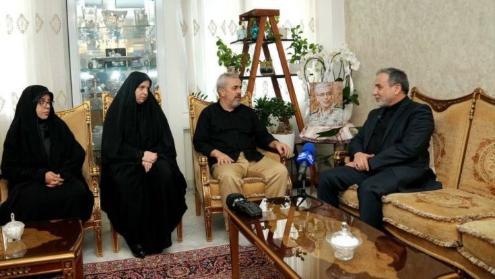 دیدار وزیر امور خارجه با خانواده شهید باقری