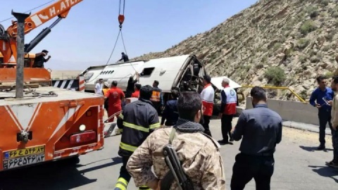 اتوبوس فرسوده با ۲۰ مسافر اضافه