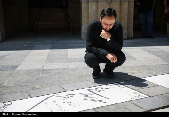بهادری جهرمی بر سر مزار دختر خردسالش که در امامزاده عینعلی و زینعلی دفن است