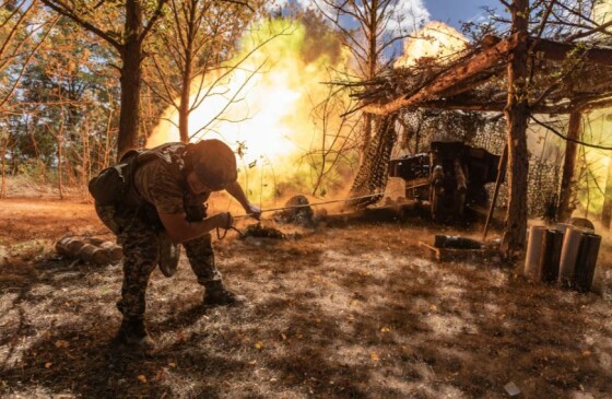 یک سرباز اوکراینی در حال شلیک توپخانه D-20