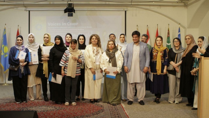 نمایشگاه آوای رنگ ها میزبان آثار ۲۴ بانوی ایرانی و افغان شد