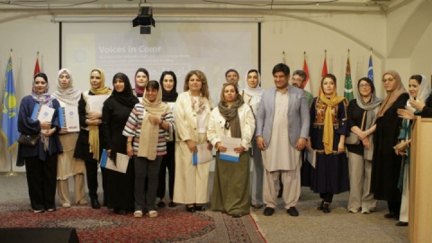 نمایشگاه آوای رنگ ها میزبان آثار ۲۴ بانوی ایرانی و افغان شد