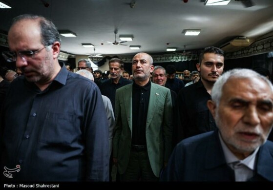 مجتبی توانگر (با کت سبز)