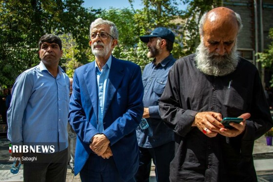 غلامعلی حدادعادل. پشت او فرید‌الدین حدادعادل فرزندش