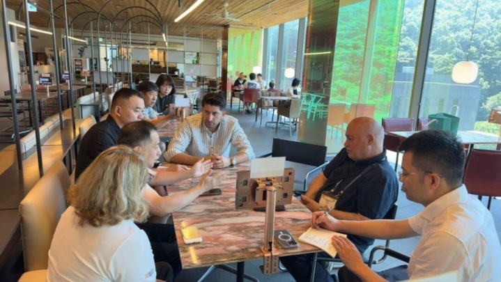 نشست رئیس فدراسیون اسکیت با مسئولان ارشد فدراسیون جهانی