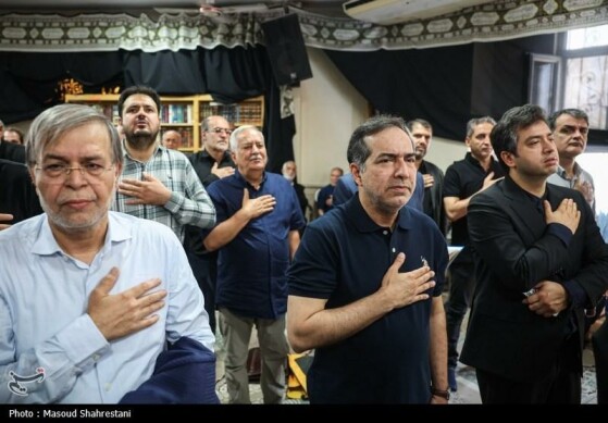 حسین انتظامی در میانه عکس