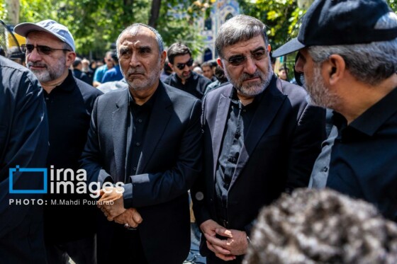 احمد امیرآبادی فراهانی (نفر دوم از سمت راست) و محمد دهقان (نفر سوم از سمت راست)