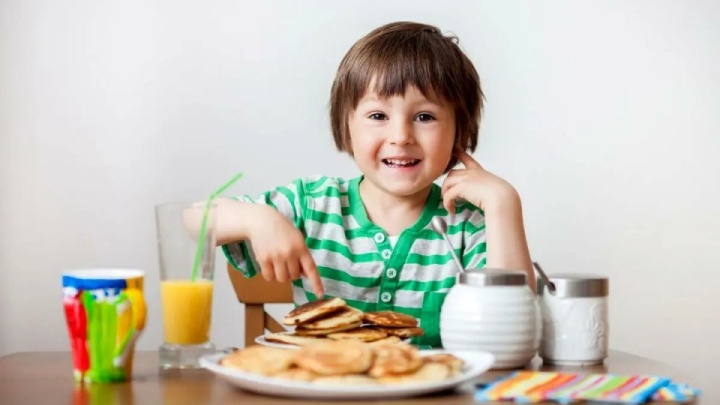 آیا مصرف کیک، بیسکویت و آبمیوه برای وعده صبحانه کودکان مناسب است؟