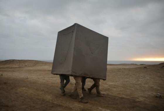 یک گروه محیط زیستی، غرفه‌ی قابل حملی برای مشاهده‌ی حیات وحش در منطقه‌ی حفاظت‌شده‌ی پونتا سن خوان حمل می‌کند،