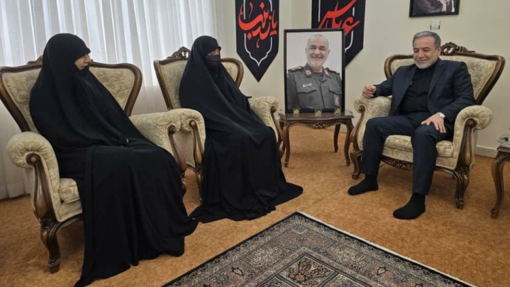 ادای احترام وزیر امور خارجه به شهید سردار سلامی