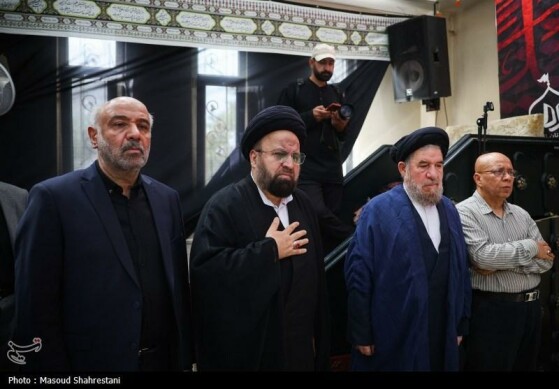 سید مصطفی میرلوحی، داماد آیت الله مهدوی کنی در میانه عکس