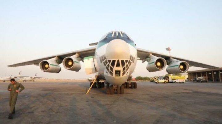 ورود هواپیمای آب‌پاش به اهواز برای مهار آتش‌سوزی در هورالعظیم عراق