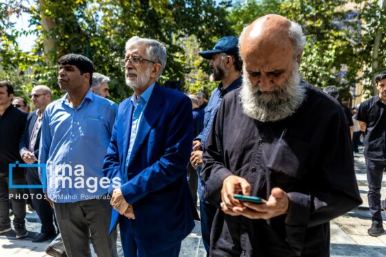 غلامعلی حدادعادل. پشت او فرید‌الدین حدادعادل فرزندش